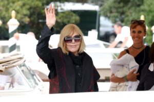 Hollywood legend Kim Novak criticizes the choice of young actress who plays her in new film: ‘Fragile and tiny thing’