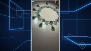 France searches for the 4 thieves who stole jewels from the Louvre in broad daylight