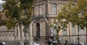 VIDEO: Images show the moment of jewelry theft from the Louvre Museum