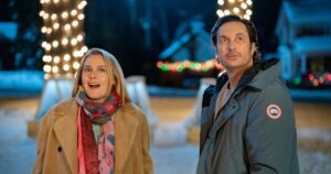 Alicia Silverstone leads the Netflix Christmas premiere with the romantic comedy “An EXtra Christmas”