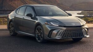 Toyota Camry Hybrid 2025 surprises with consumption of 25 km/l